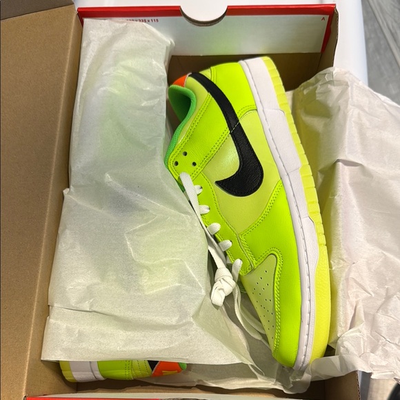 Nike Dunk Low SE Splash Volt - Picture 1 of 10